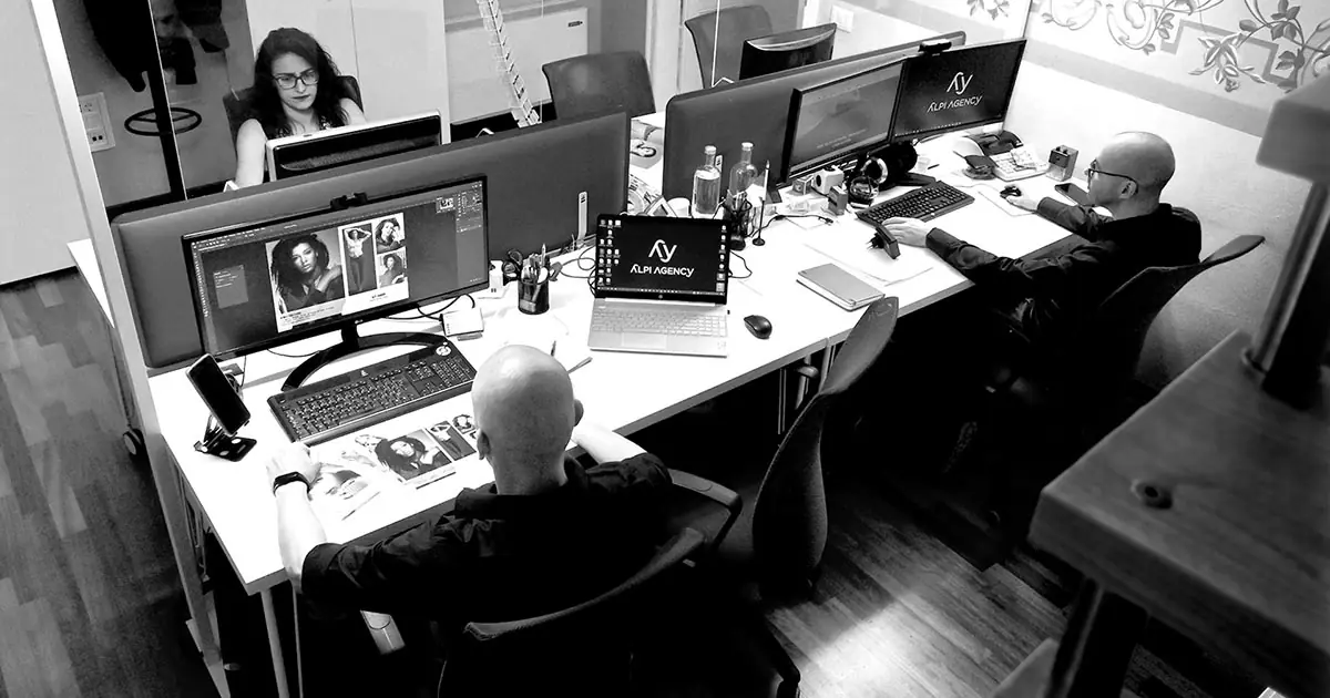 Postazioni di lavoro e attività del team Alpi Agency