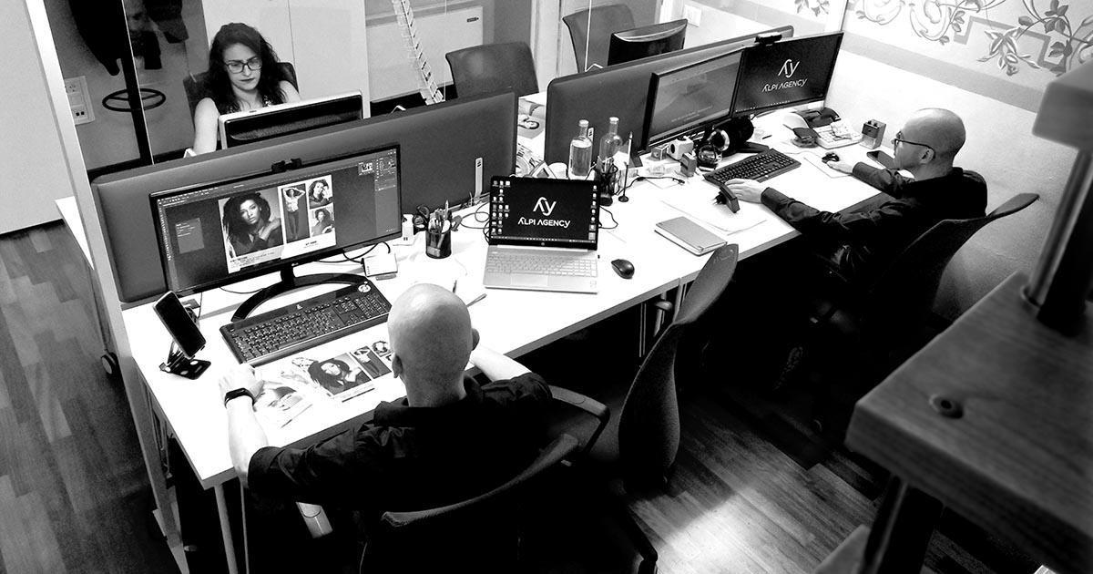 Le postazioni di lavoro del centro creativo Alpi Agency